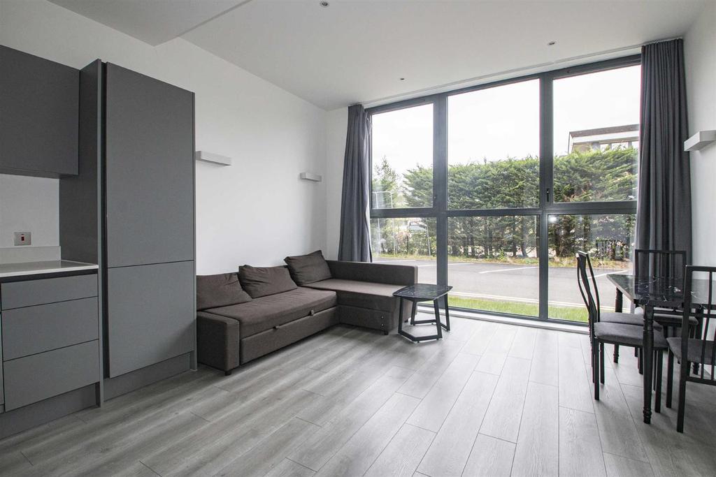 Capital Drive, Linford Wood 1 bed apartment £960 pcm (£222 pw)