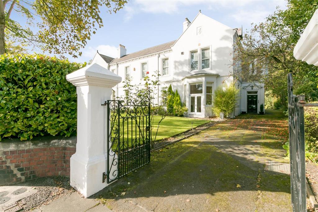Elmfield Road, Gosforth, Newcastle... 2 bed flat £1,400 pcm (£323 pw)