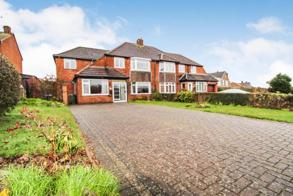 Golf Lane, Whitnash, Royal Leamington... 5 bed semidetached house £500,000