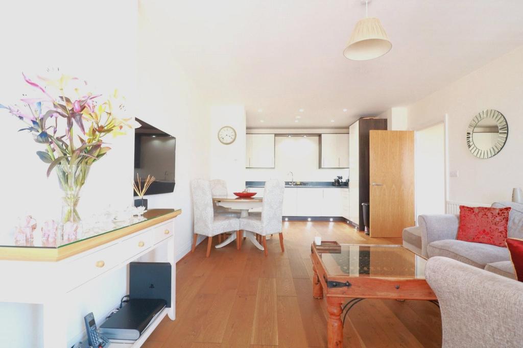 Heathland Court, 3 Grebe Way... 2 bed apartment £1,600 pcm (£369 pw)