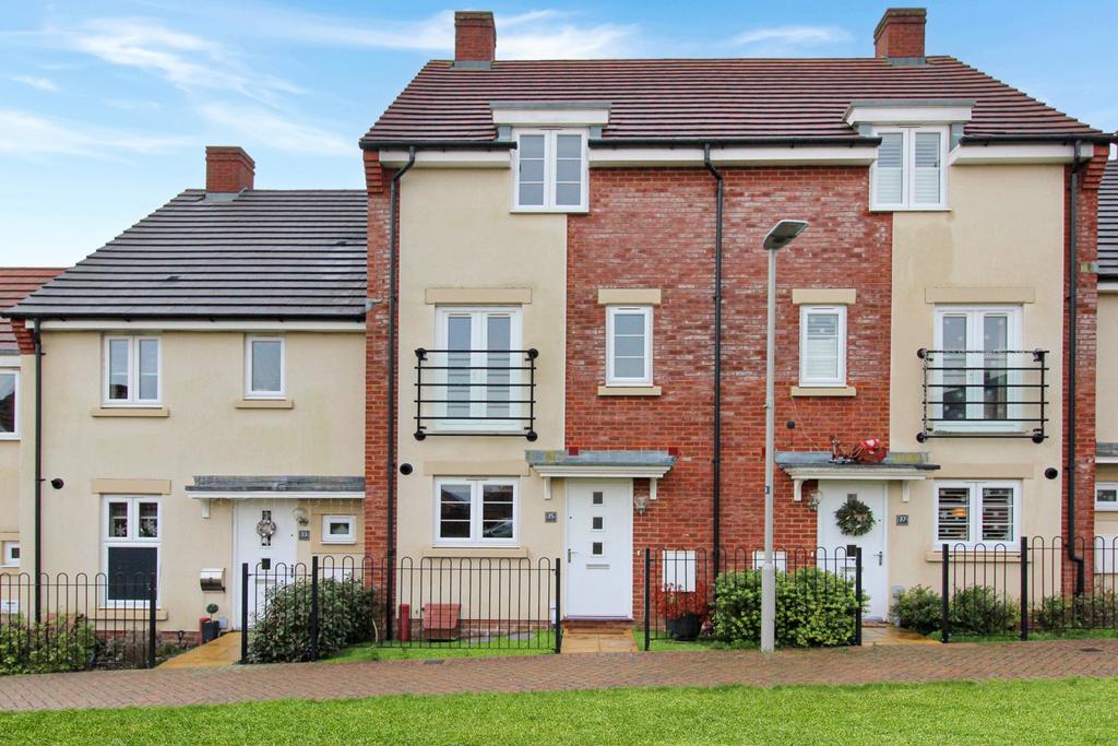 Mannock Way, Canford Heath, Poole 4 bed townhouse £1,600 pcm (£369 pw)