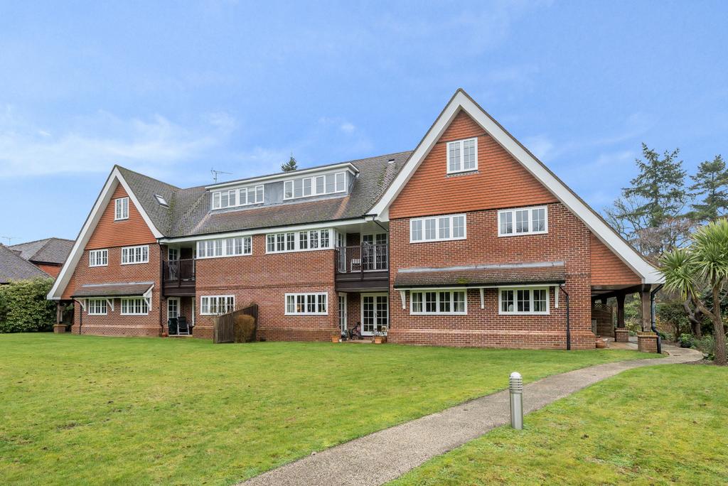 Waverley Lane, Farnham, GU9 2 bed apartment for sale £460,000