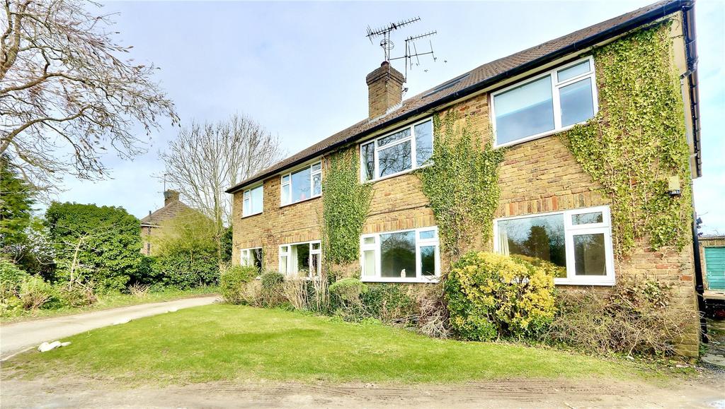 Narcot Lane, Chalfont St Peter... 3 bed apartment £1,450 pcm (£335 pw)
