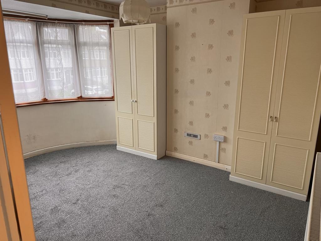 Sidmouth Avenue, Isleworth, TW7 3 bed semidetached house £2,100 pcm