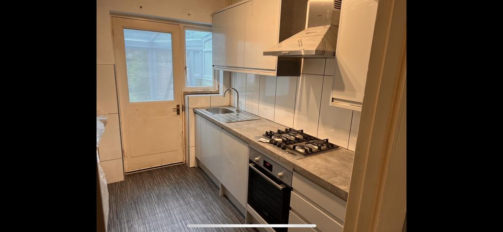 3 Bedrooms semi-detached house to rent