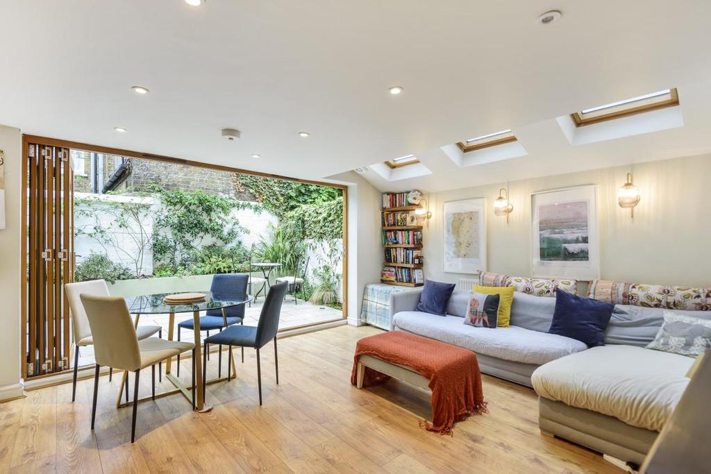 Ingelow Road, Battersea 2 bed flat £650,000
