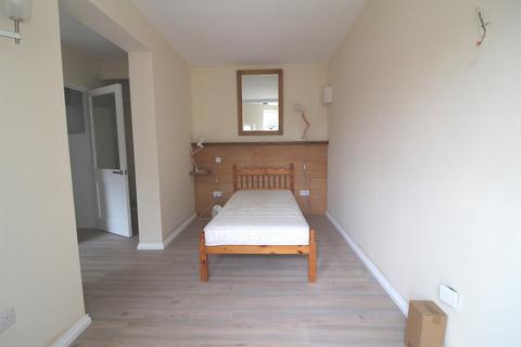 Studio to rent, Canal Way, Reading, RG1