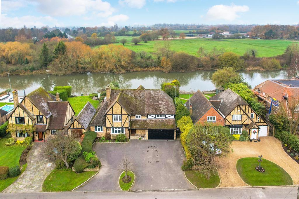 Riverside Drive, Esher, Surrey, KT10 4 bed detached house £2,250,000