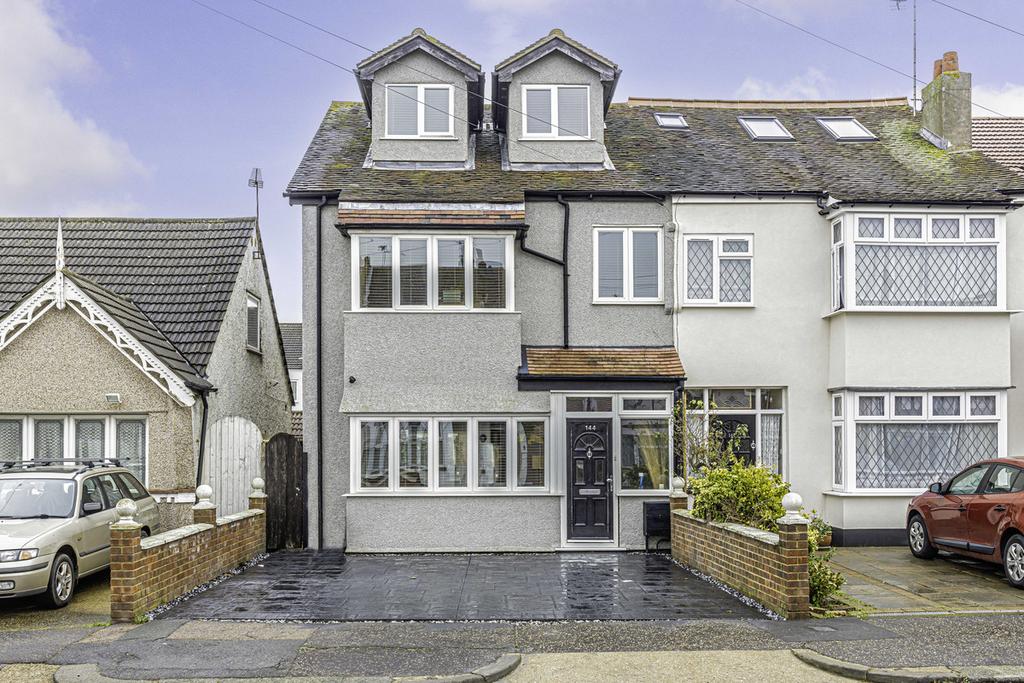 Oakleigh Park Drive, Leighonsea, SS9 5 bed townhouse for sale £575,000