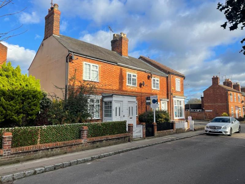 Caldecote Street, Newport Pagnell 2 bed terraced house £1,050 pcm (£