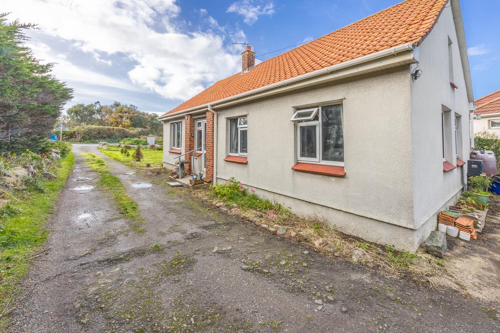 La Route De La Hougue Du Pommier, Castel, Guernsey 2 bed detached house