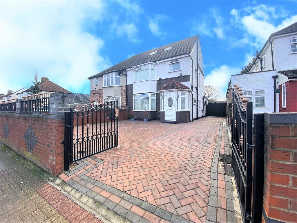 Great South West Road, Hounslow, TW4 7 NF