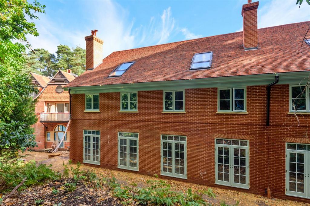 Kings Drive, Midhurst, GU29 3 bed semidetached house £930,000
