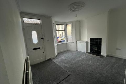 2 bedroom terraced house to rent, Essex Road, Grays