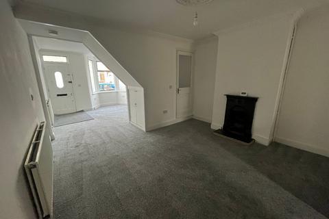 2 bedroom terraced house to rent, Essex Road, Grays