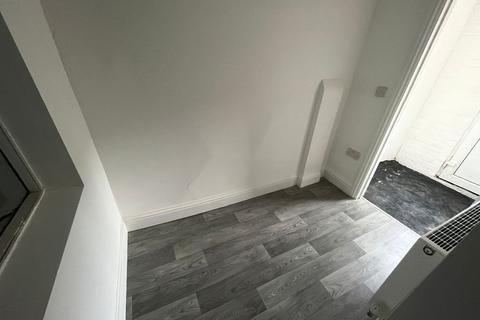 2 bedroom terraced house to rent, Essex Road, Grays