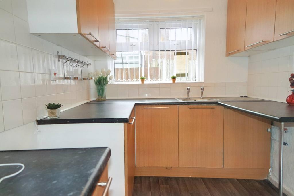 Eskbank, Skelmersdale WN8 4 bed terraced house to rent £650 pcm (£150 pw)
