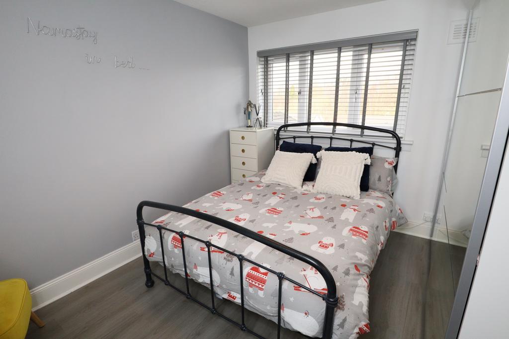 Master bedroom (2)