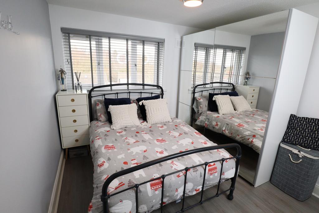 Master bedroom (1)