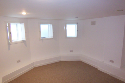 1 bedroom ground floor flat to rent, Connaught Avenue, London E4