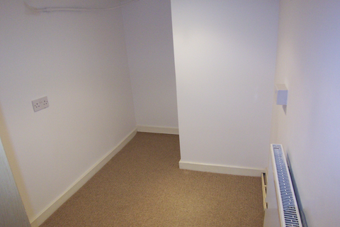 1 bedroom ground floor flat to rent, Connaught Avenue, London E4