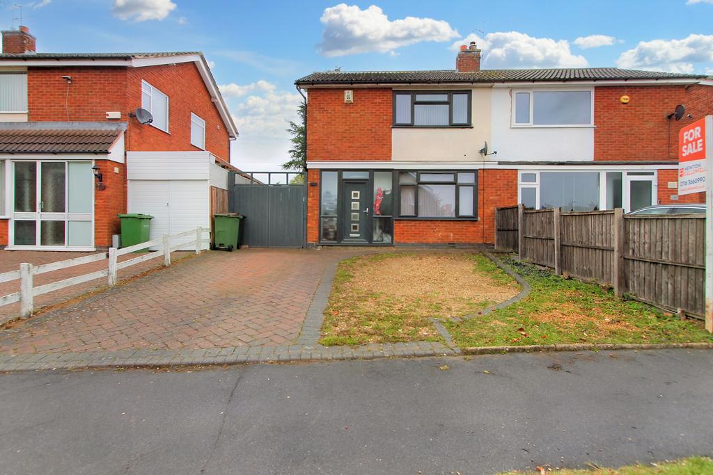 Coombe Rise, Oadby, Leicester, LE2 3 bed semidetached house for sale