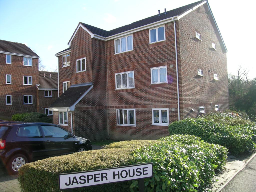 Percy Gardens, Worcester Park KT4 1 bed flat £1,100 pcm (£254 pw)