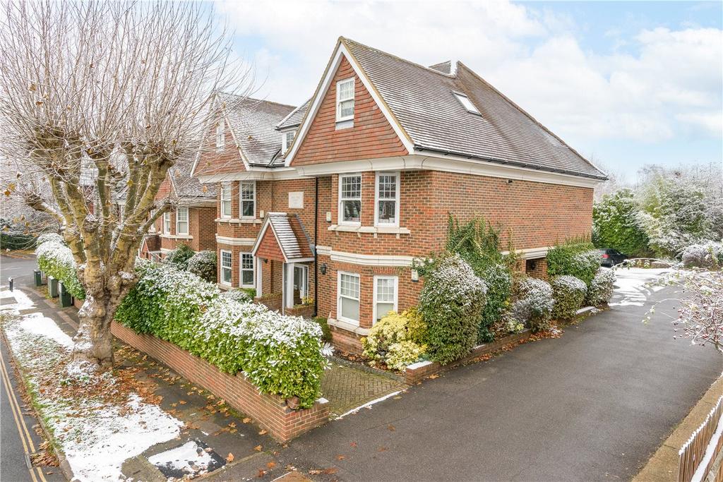 Park Rise, Leatherhead, Surrey, KT22 2 bed apartment £1,400 pcm (£323 pw)