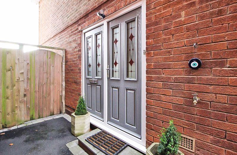 Summer Lane, LOWER GORNAL, DY3 2EX 3 bed detached house for sale £250,000