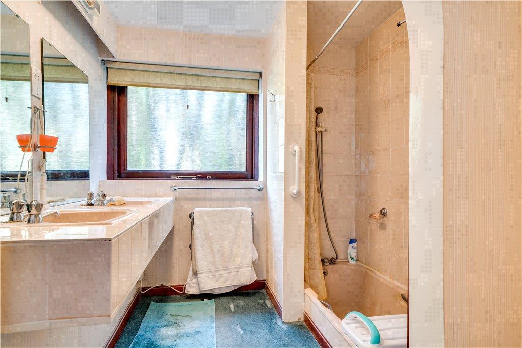Main En-Suite