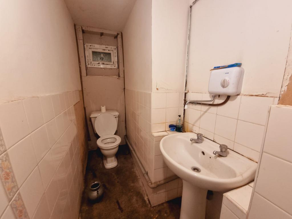 65 West Gate Retail shop WC