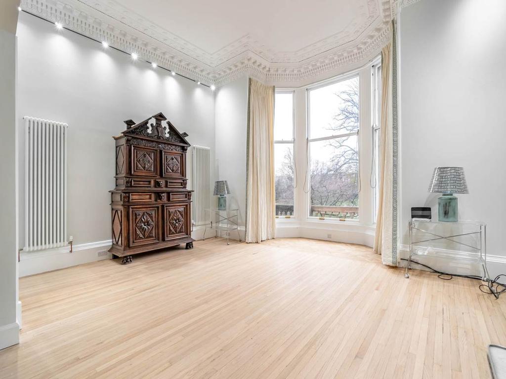 Belgrave Crescent, West End, Edinburgh 3 bed flat £3,300 pcm (£762 pw)
