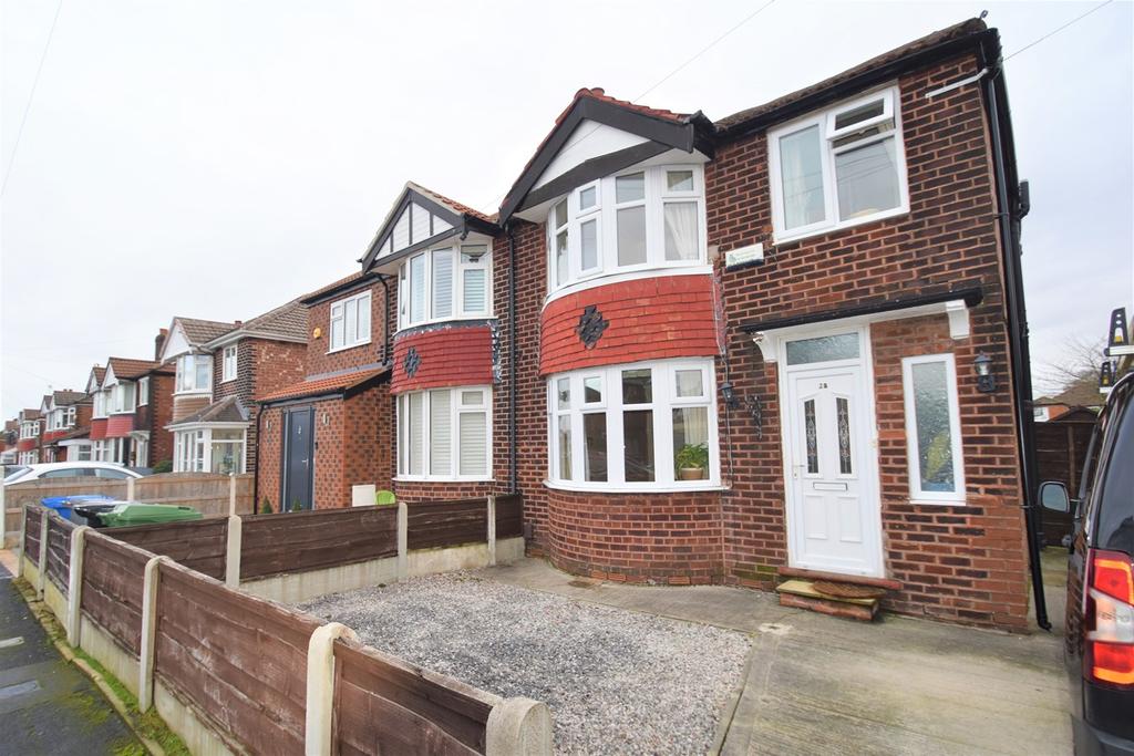 Alexander Drive, Timperley... 3 bed semidetached house £1,400 pcm (£