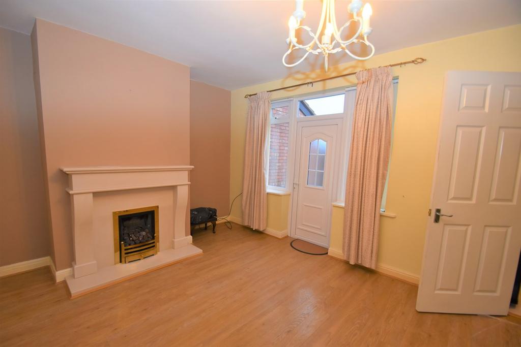 Alexander Drive, Timperley... 3 bed semidetached house £1,400 pcm (£