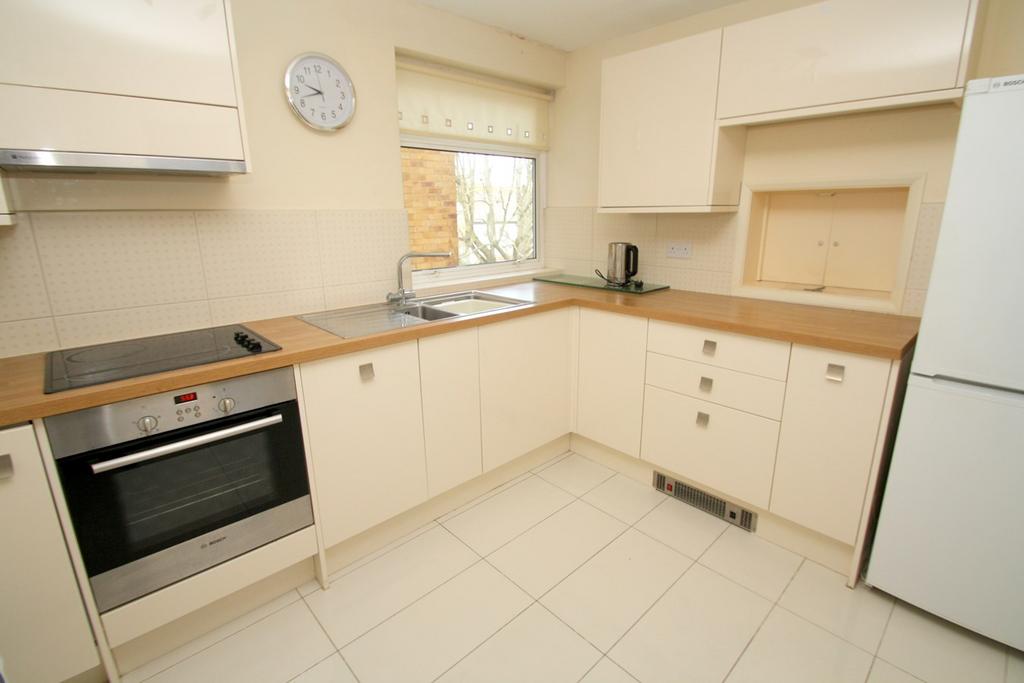 Greenlands Road, StainesuponThames, TW18 2 bed apartment for sale £
