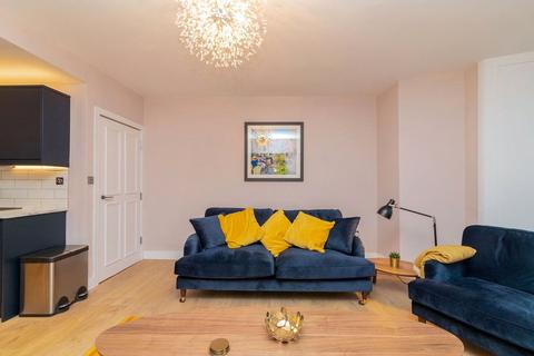 2 bedroom apartment to rent, Buckingham Terrace, Glasgow