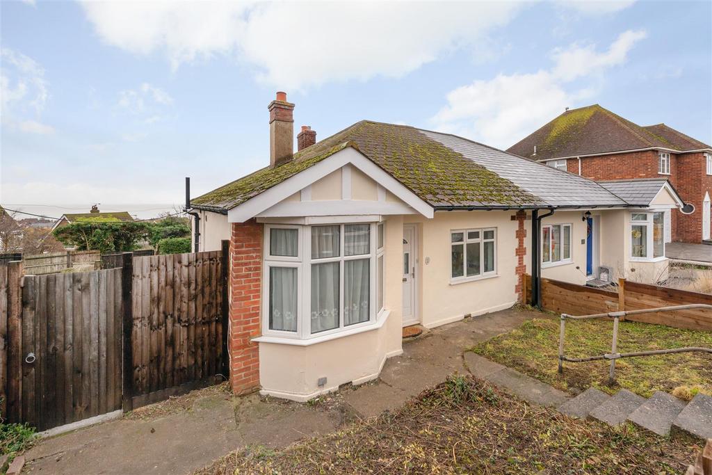 Grimthorpe Avenue, Whitstable 2 bed semidetached bungalow £1,200 pcm