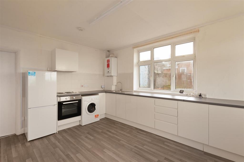 Grimthorpe Avenue, Whitstable 2 bed semidetached bungalow £1,200 pcm