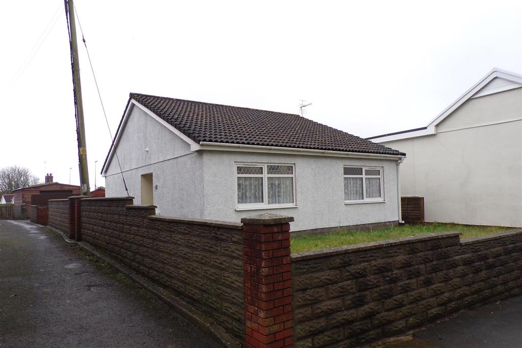 Vicarage Lane, Kidwelly 2 bed detached bungalow £595 pcm (£137 pw)