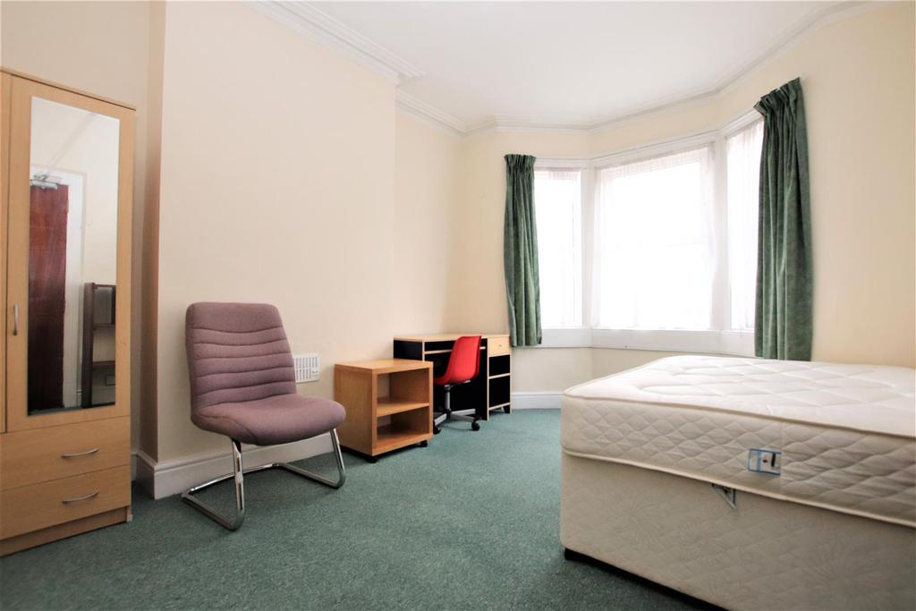 Lyndhurst Road, Bath 5 bed terraced house £2,650 pcm (£612 pw)