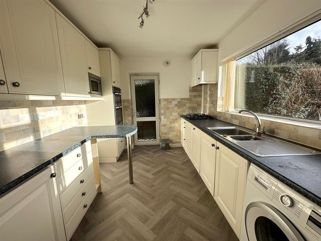 Woburn Drive, Hale, Altrincham 3 bed detached house £1,895 pcm (£437 pw)