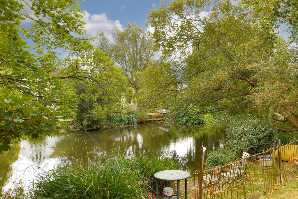 () 21 Kingfisher Court Bridge Road, East