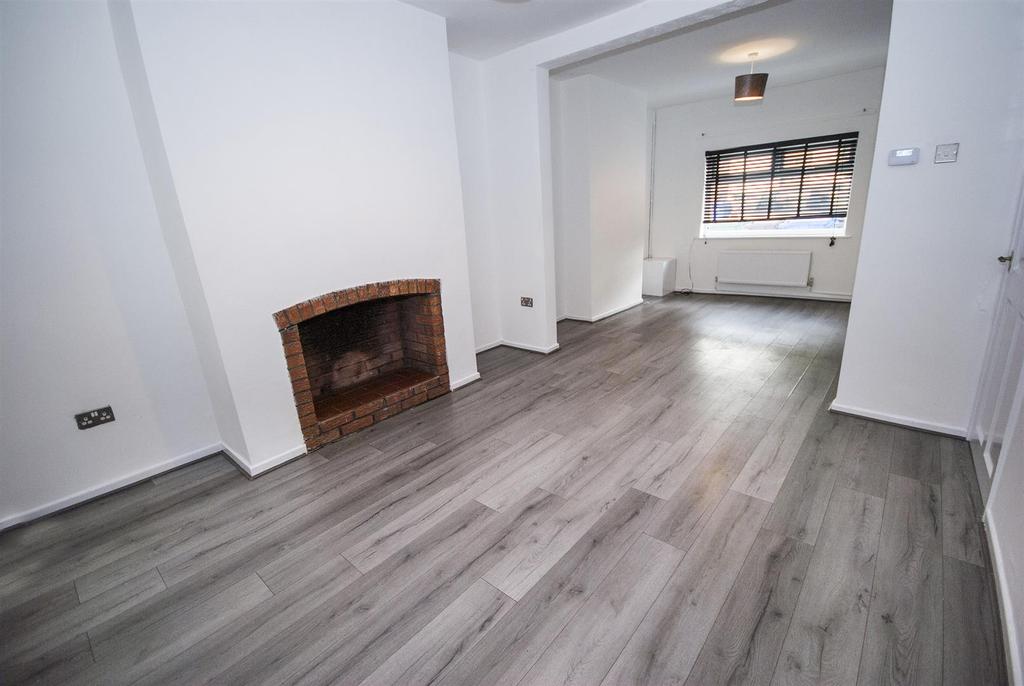 Kersal Road, Prestwich, Manchester 2 bed terraced house £795 pcm (£