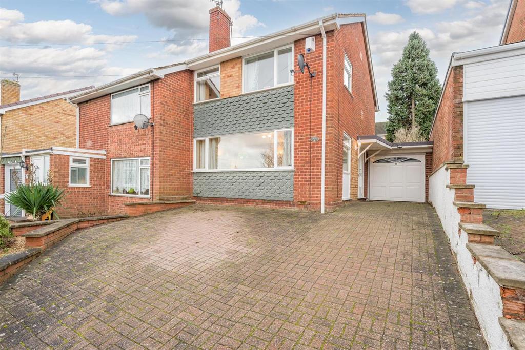 Balmoral Road, Wordsley, DY8 5JB 3 bed semidetached house for sale £