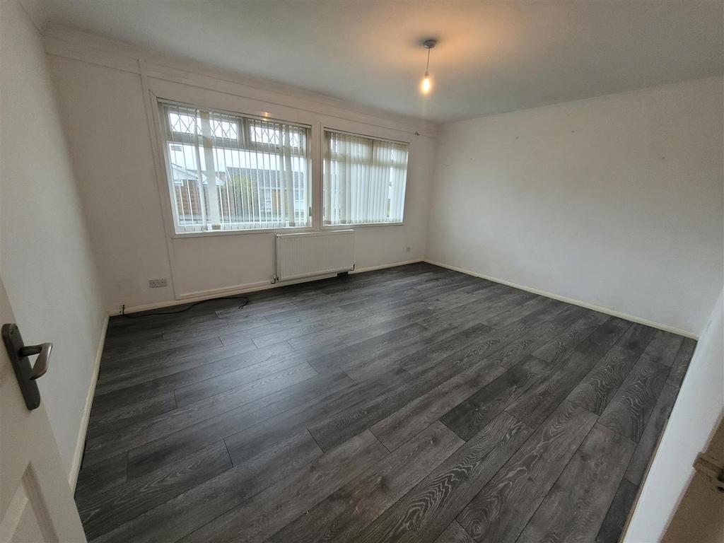 17 Skomer Drive, Milford Haven, SA73 2RF 3 bed bungalow for sale £235,000
