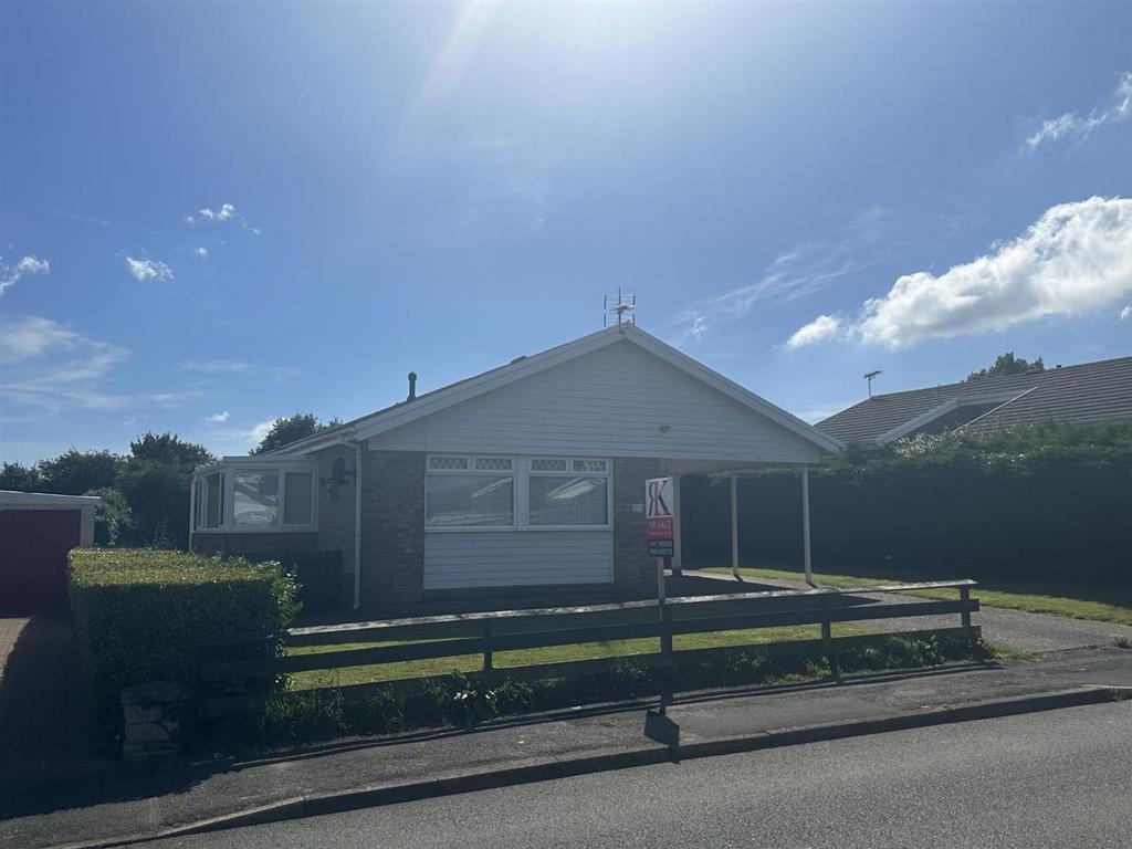 17 Skomer Drive, Milford Haven, SA73 2RF 3 bed bungalow for sale £235,000