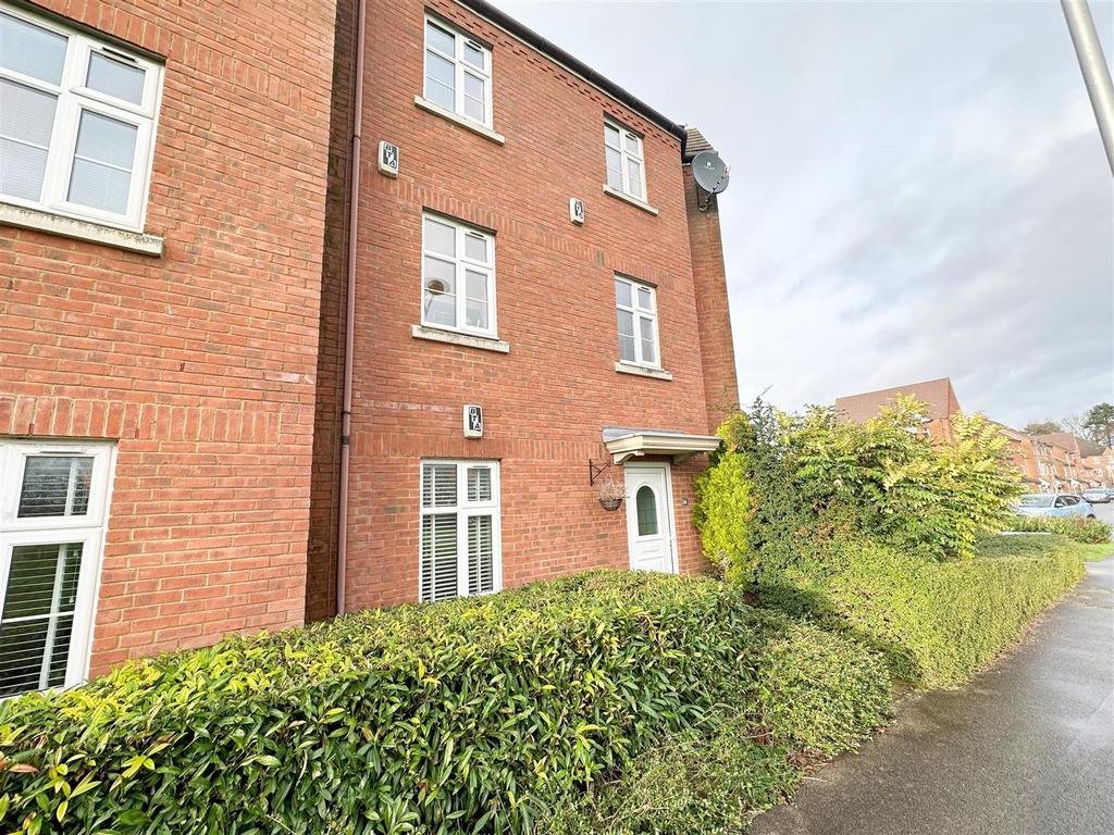Colossus Way, Bletchley, Milton Keynes 2 bed flat £1,050 pcm (£242 pw)