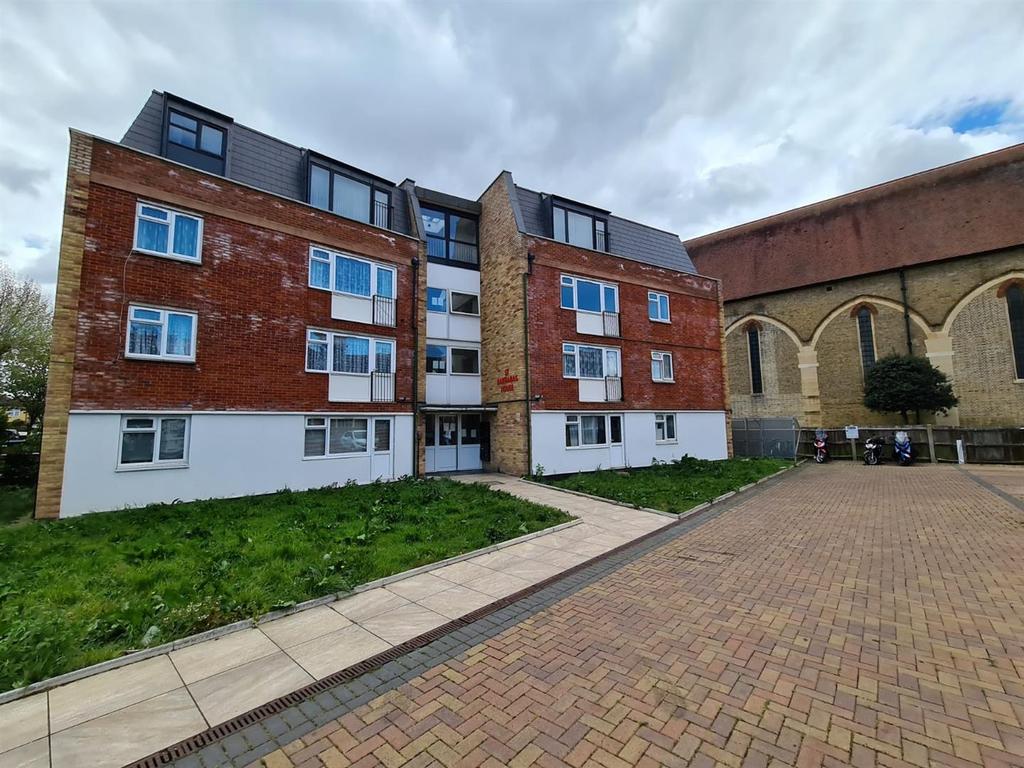 St. Barnabas Road, Mitcham 3 bed flat £2,095 pcm (£483 pw)