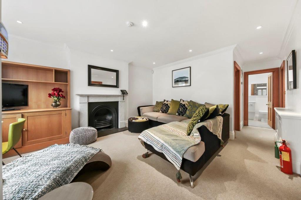 Holland Park Mews, London, W11 2 bed mews £2,600 pcm (£600 pw)