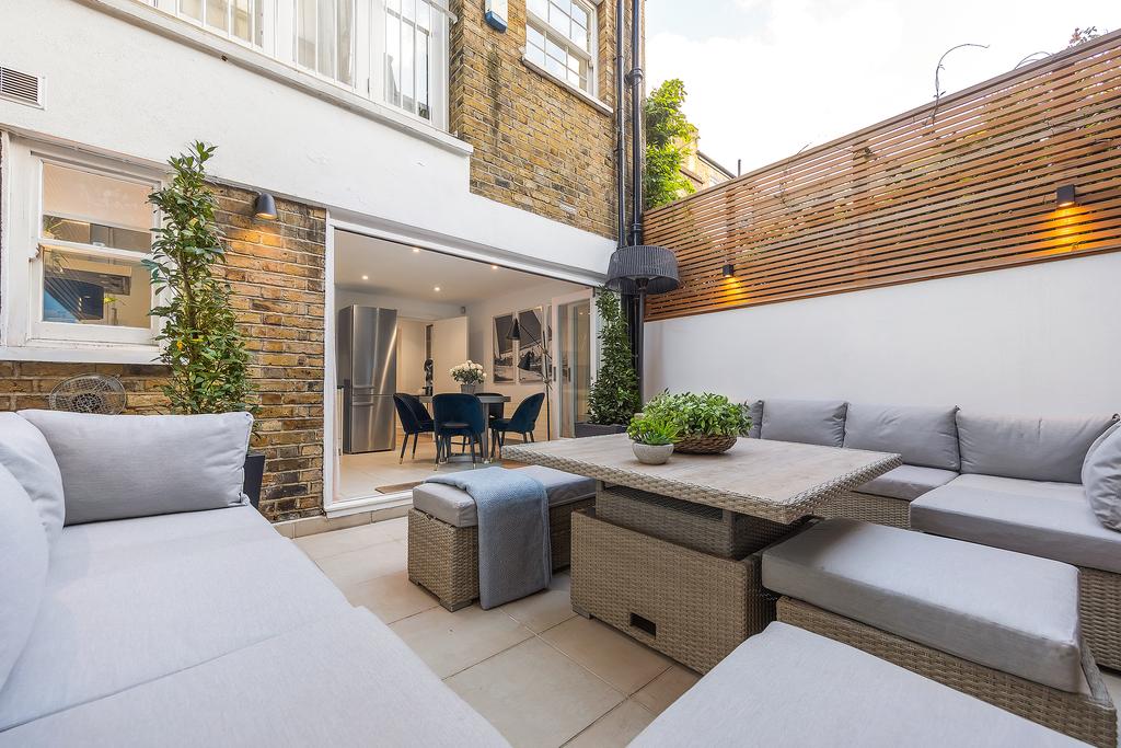 Markham Street, London, SW3 3 bed townhouse £8,250 pcm (£1,904 pw)